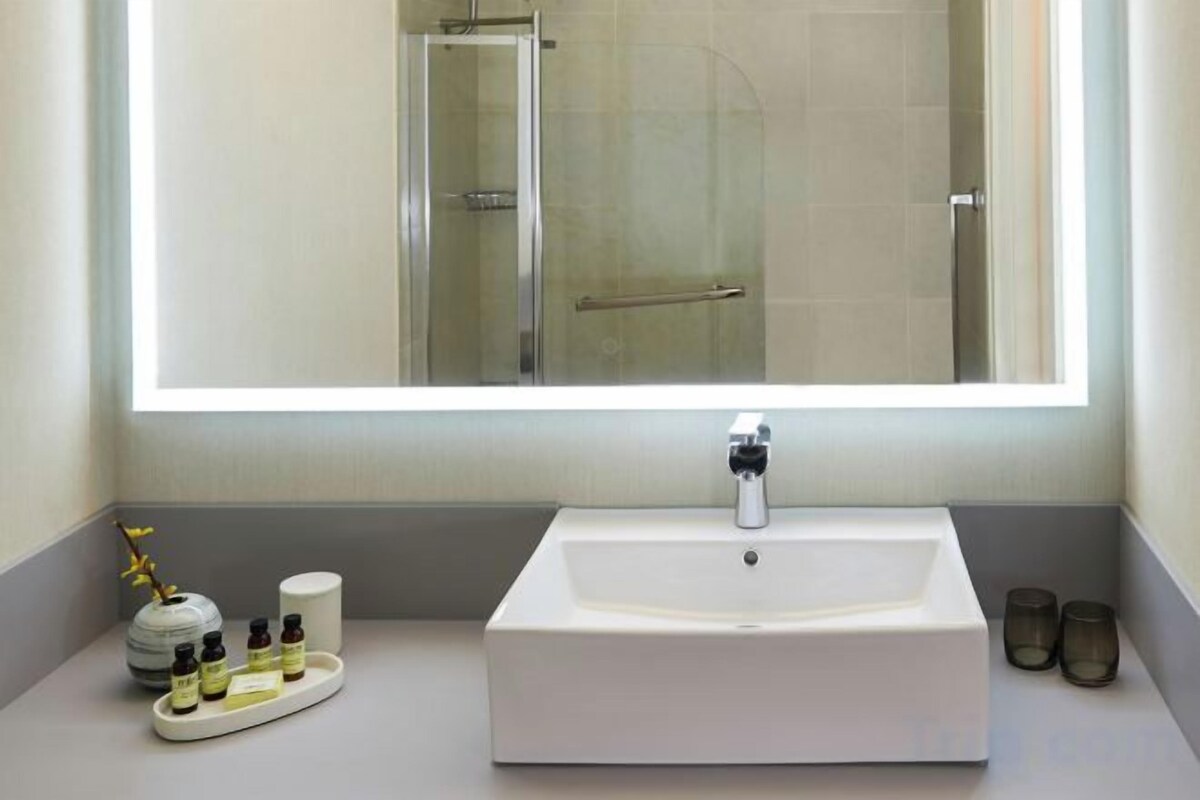 Combined shower/tub, free toiletries, hair dryer, towels