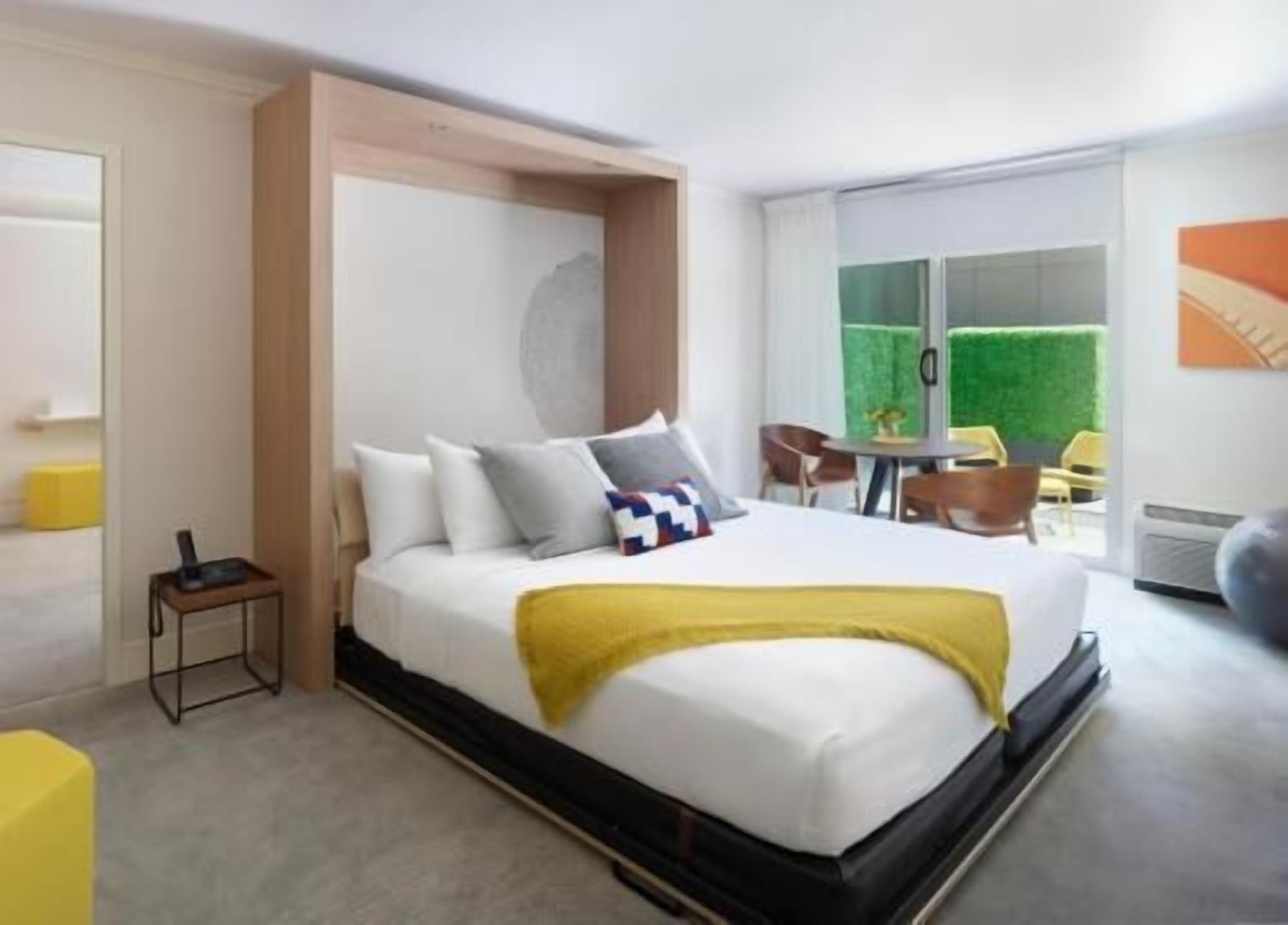 Seprai premium, brankas, meja kerja, dan ruang kerja ramah laptop