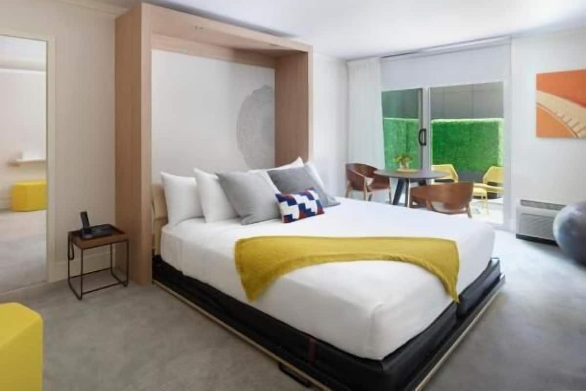 Premium bedding, in-room safe, desk, laptop workspace