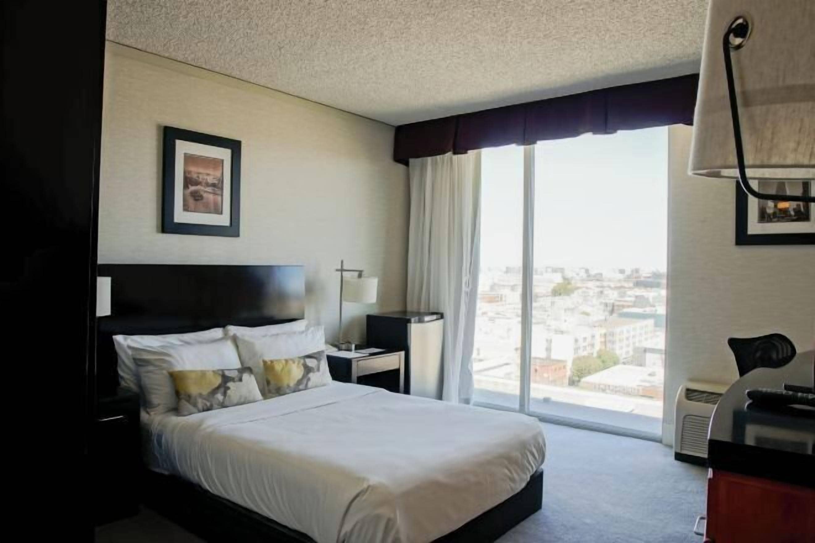 Premium bedding, in-room safe, desk, laptop workspace