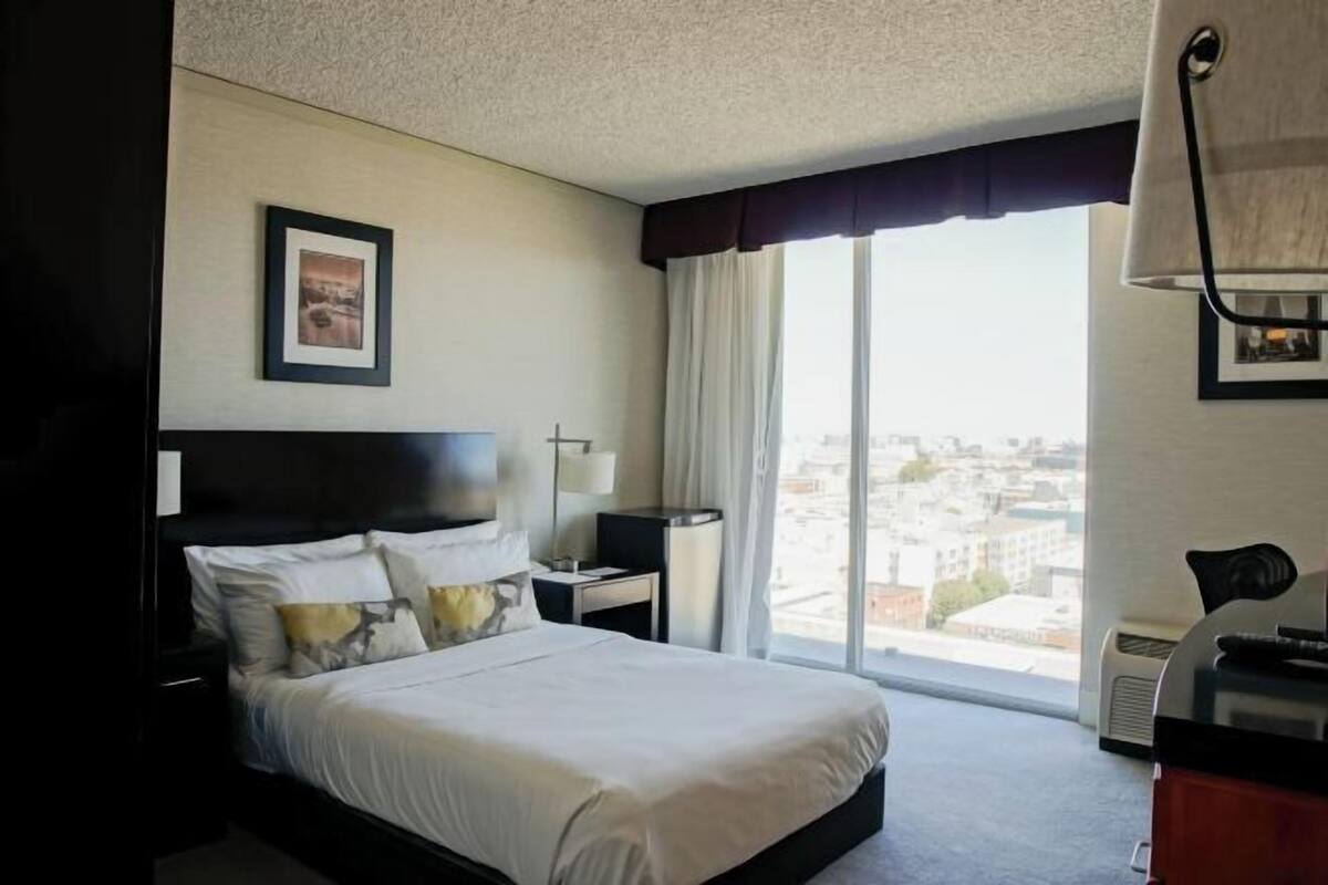 Premium bedding, in-room safe, desk, laptop workspace