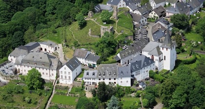 Burghaus & Villa Kronenburg