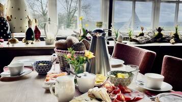 Petit déjeuner buffet (21 EUR par personne)