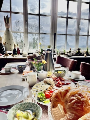 Tägliches Frühstücksbuffet (21 EUR pro Person)