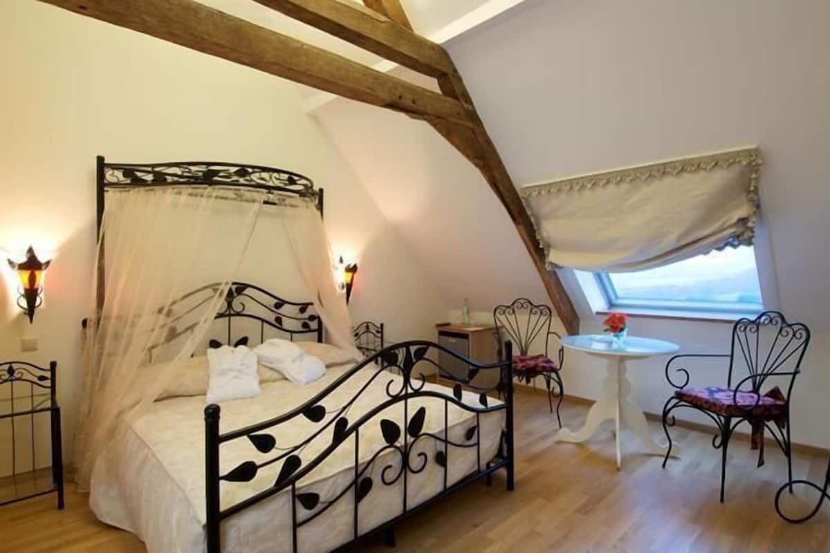 Habitación doble superior | Decoración personalizada, tabla de planchar con plancha y ropa de cama
