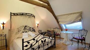 Superior Romantic-Double Room | Individually decorated, iron/ironing board, bed sheets