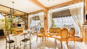 A room with a dining area, a sofa set, and a TV. - Capital O Colina Dorada (Oaxaca)
