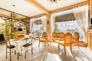 A room with a dining area, a sofa set, and a TV. - Capital O Colina Dorada (Oaxaca)