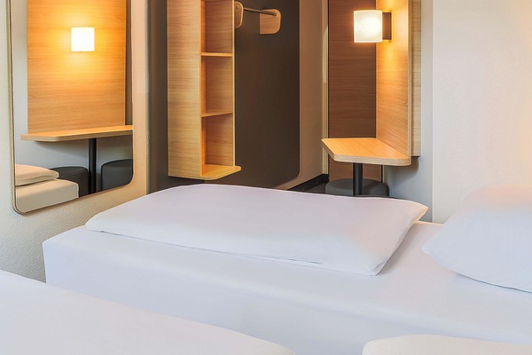 Twin Room | Desk, blackout drapes, soundproofing, WiFi (free)