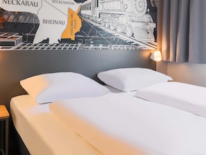 Escritorio, cortinas opacas, sistema de insonorización y wifi gratis