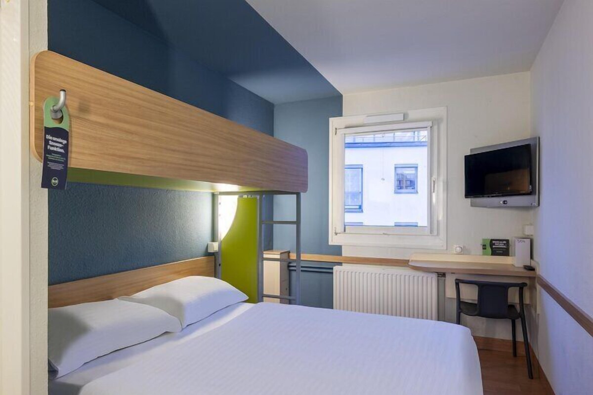 Schreibtisch, Verdunkelungsvorhänge, schallisolierte Zimmer