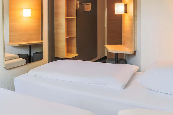 Camera con 2 letti singoli | Una scrivania, tende oscuranti, insonorizzazione, Wi-Fi gratuito