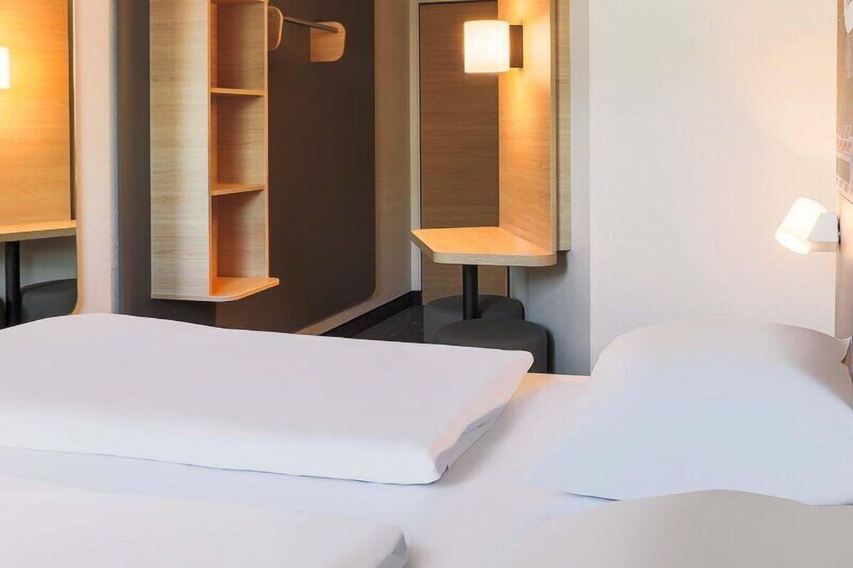 Tweepersoonskamer (French bed) | Een bureau, verduisterende gordijnen, geluiddichte muren, gratis wifi