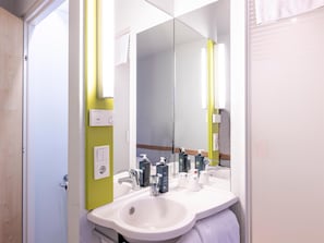 Douche, serviettes fournies, shampoing, papier toilette