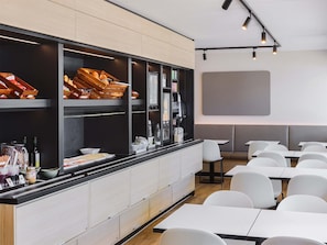 Tägliches Frühstücksbuffet (13.9 EUR pro Person)