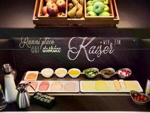 Buffet déjeuner (13.9 EUR par personne)