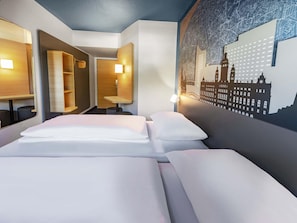 Escritorio, cortinas blackout, insonorización y wifi gratis