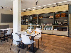 Ein moderner Essbereich mit einem Buffet, das verschiedene Speisen und Besteck umfasst.