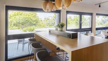 Chuveiro, toalhas de banho, sabonete, shampoo