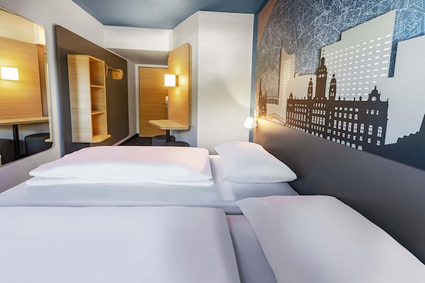 Una scrivania, tende oscuranti, insonorizzazione, Wi-Fi gratuito