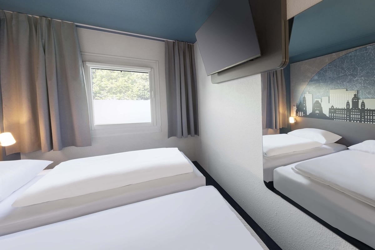 Twin kamer | Een bureau, verduisterende gordijnen, geluiddichte muren, gratis wifi