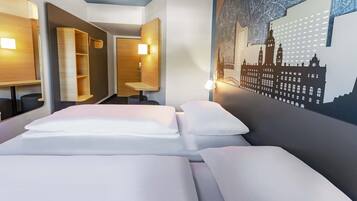 Twin Room | Desk, blackout curtains, soundproofing, free WiFi