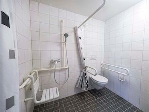Een douche, handdoeken, zeep, shampoo