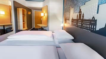 Schreibtisch, Verdunkelungsvorhänge, schallisolierte Zimmer