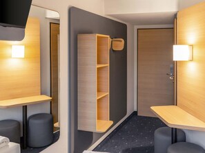 Shower, towels, soap, shampoo - B&B HOTEL Koblenz-Nord (Mülheim-Kärlich)