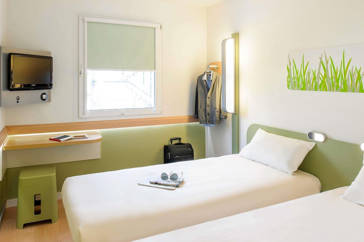Chambre, 2 lits jumeaux | SystĂšme dâinsonorisation, accĂšs au Wi-Fi (inclus), literie fournie