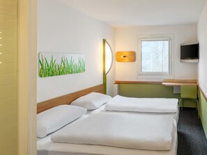 1 bedroom, desk, free WiFi, bed sheets
