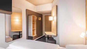 Twin Room | Desk, WiFi (free), bed sheets