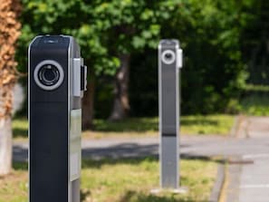 Twee beveiligingscamera's bevestigd aan een paal.