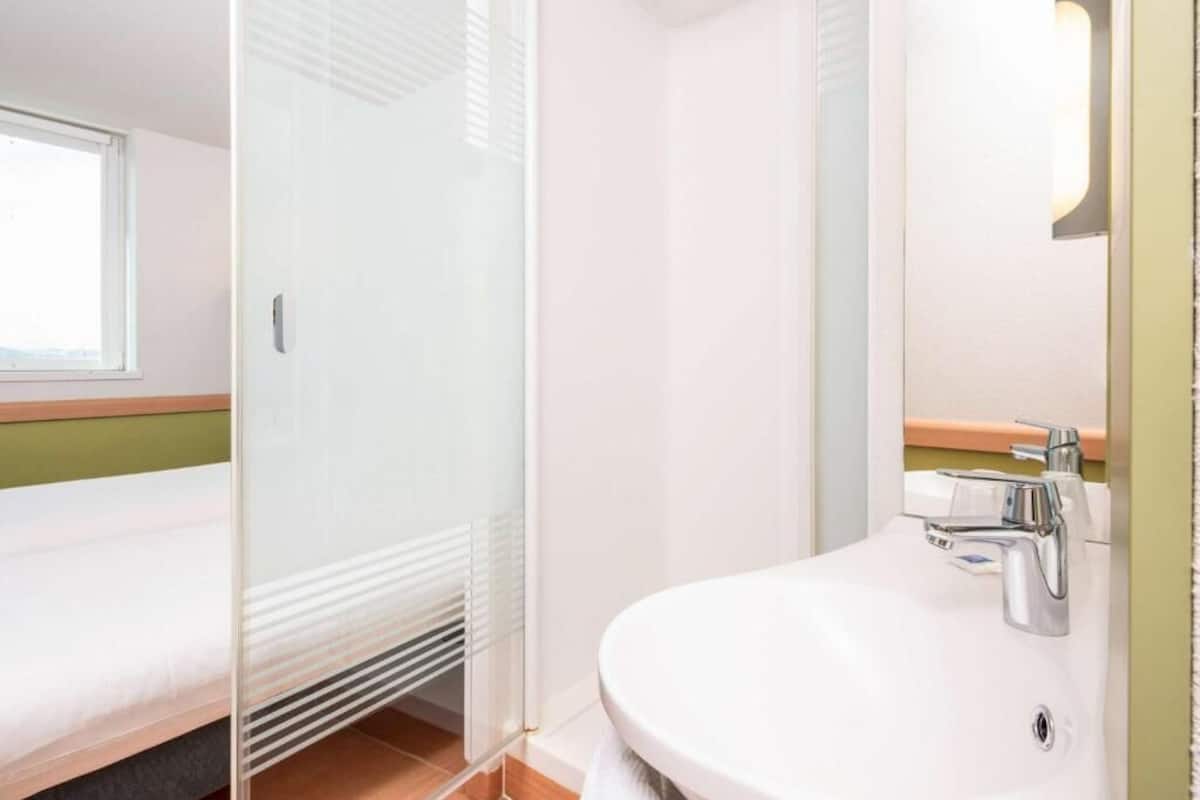 Shower, towels, soap, shampoo