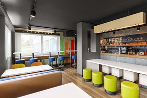 Dining - B&B HOTEL Lübeck Berliner-Platz (Lübeck)