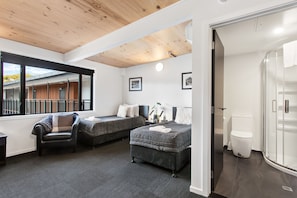 Driepersoonskamer (The Studios) | Een bureau, babybedden, extra bedden, gratis wifi