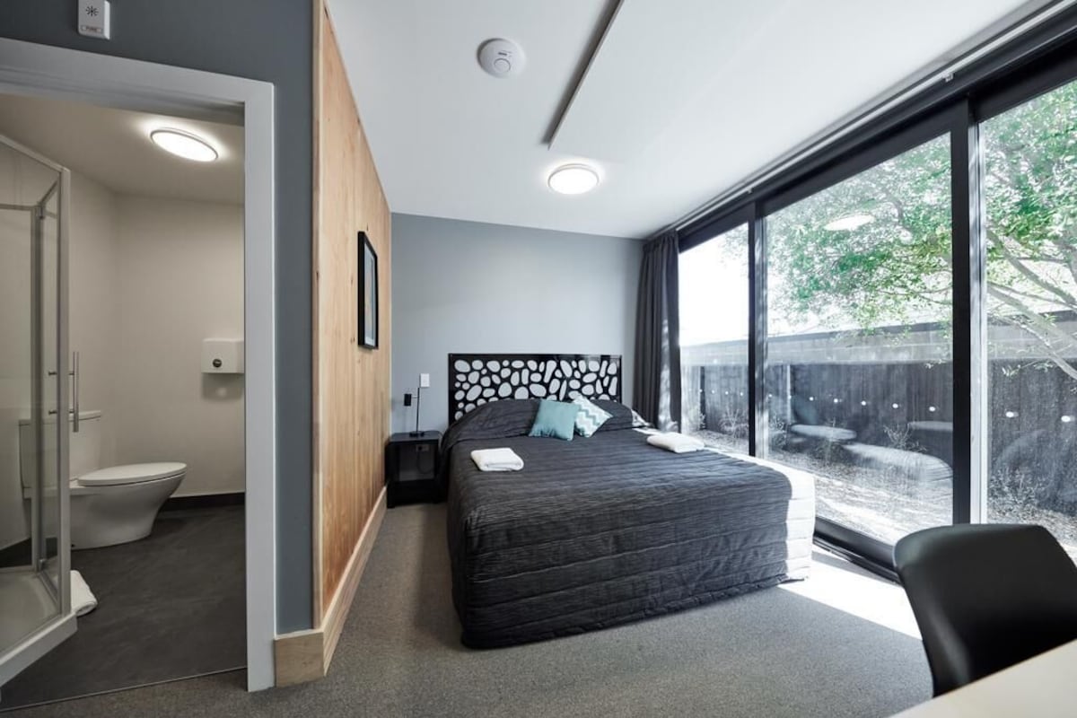 Desk, cribs (surcharge), rollaway beds (surcharge), WiFi (free)