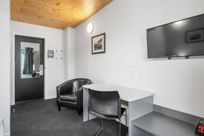 Desk, cots/infant beds, rollaway beds, free WiFi - Bealey Quarter (Christchurch)