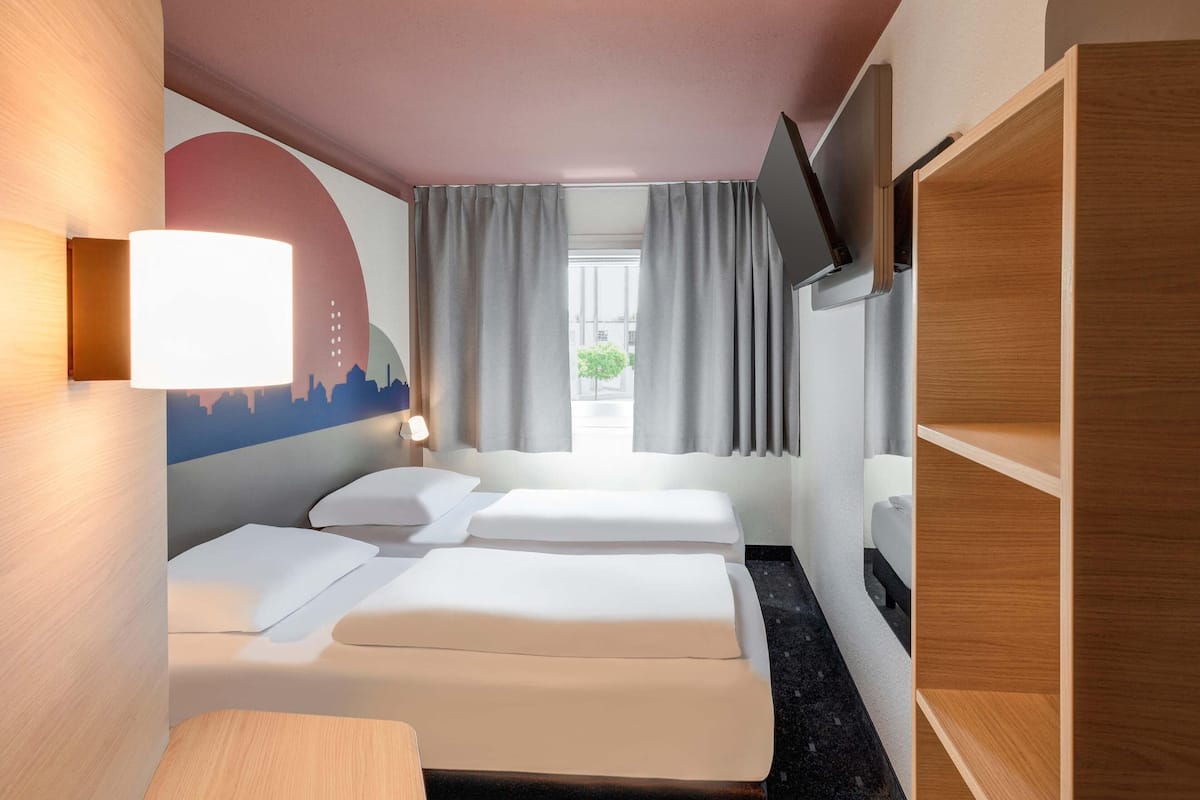 Kahden hengen huone (kaksi sänkyä) | Työpöytä, pimennysverhot, äänieristys, ilmainen Wi-Fi