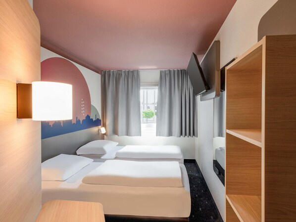 Schreibtisch, VerdunkelungsvorhÀnge, schallisolierte Zimmer