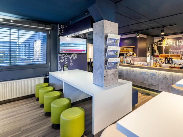 Desayuno buffet todos los días (EUR 13.9 por persona) 