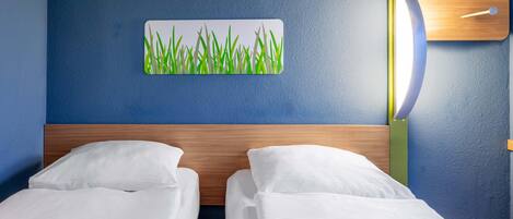 Escritorio, sistema de insonorización y wifi gratis