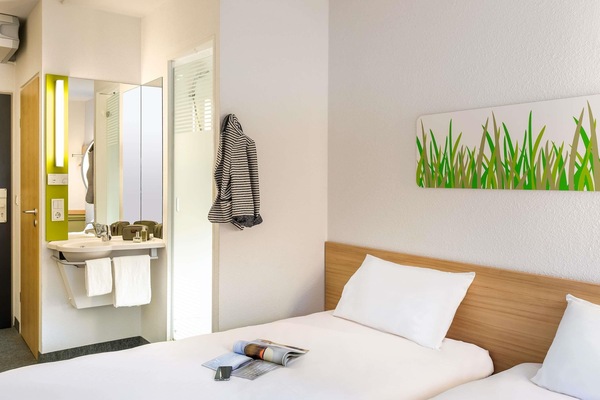 Room, 2 Twin Beds | Soundproofing, bed sheets