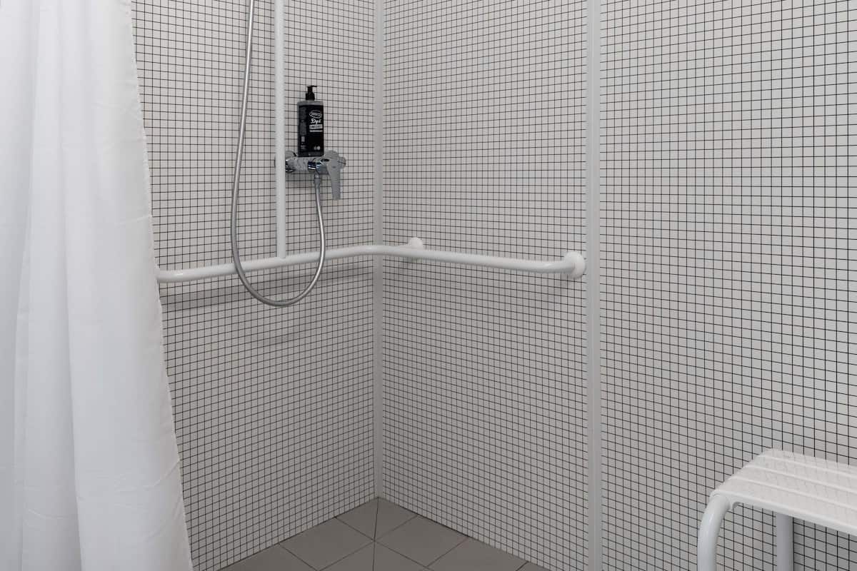 double room | desk, soundproofing, free cots/infant beds, free wifi