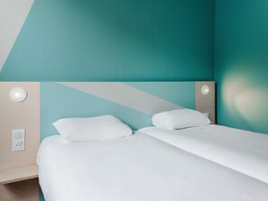 Chambre avec lits jumeaux, 2 lits une place | Bureau, chambres insonorisées, lits bébé (gratuits), Wi-Fi gratuit