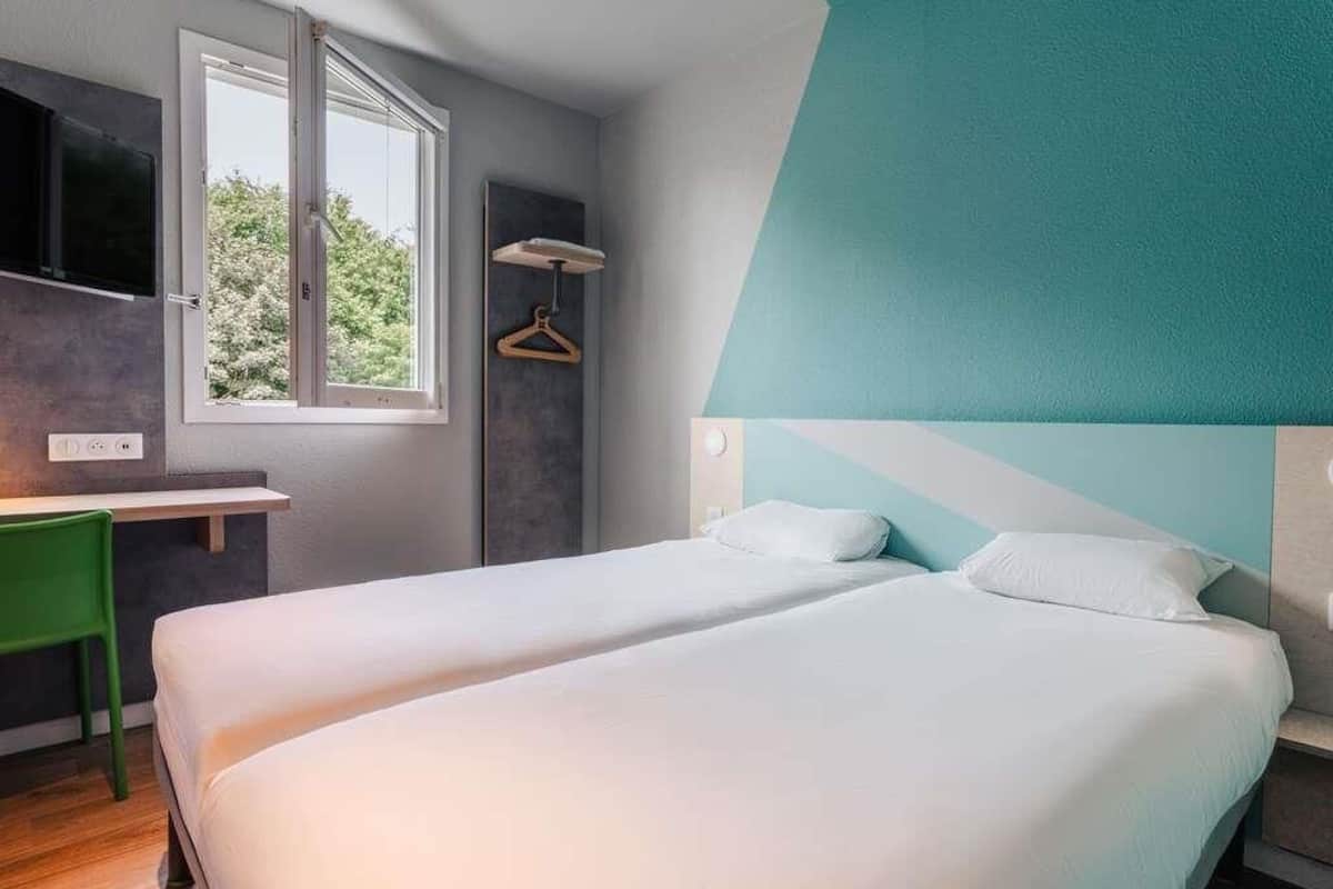 Twin Room, 2 Single Beds | Desk, soundproofing, free cots/infant beds, free WiFi