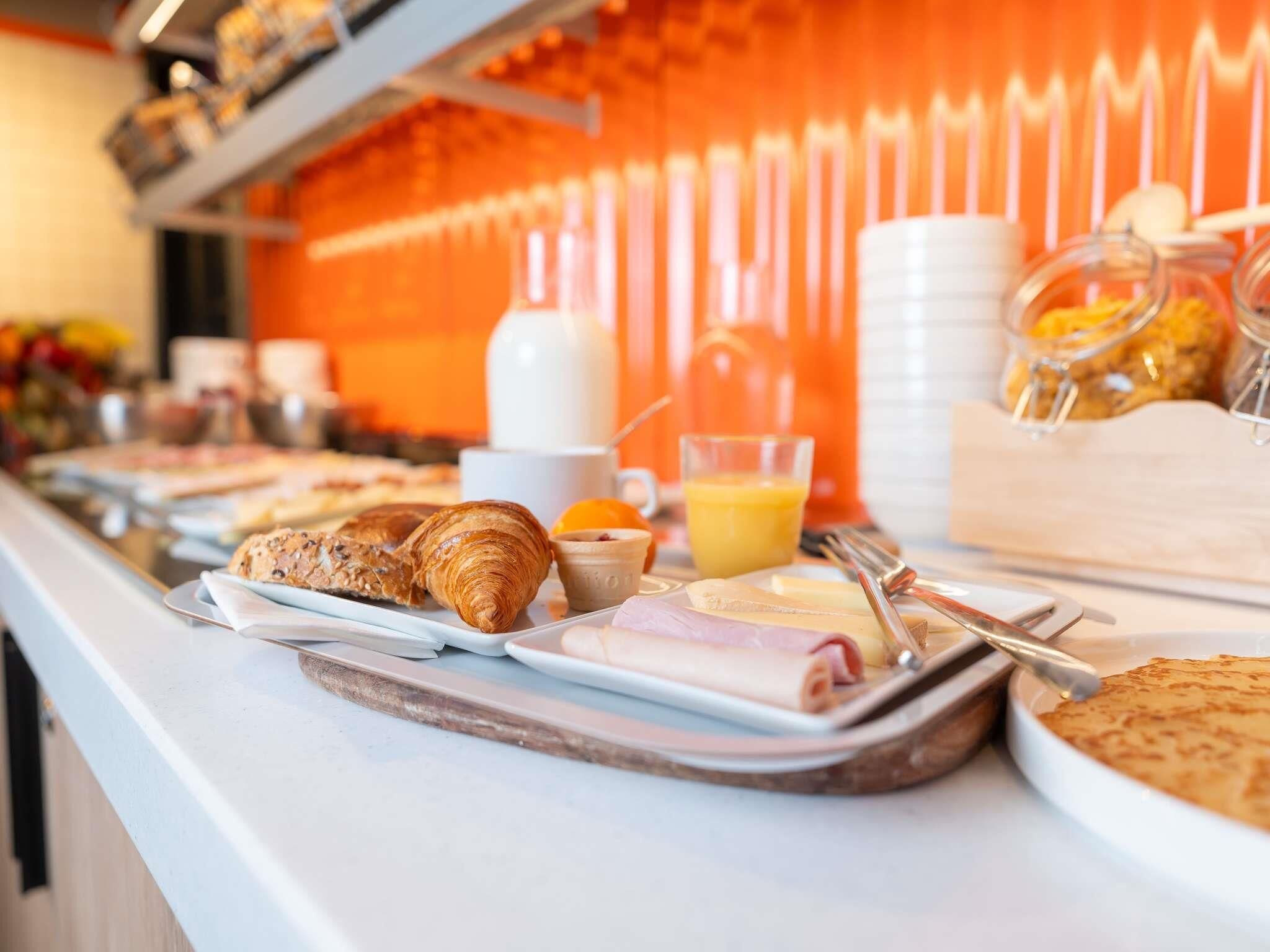 Daily buffet breakfast for a fee