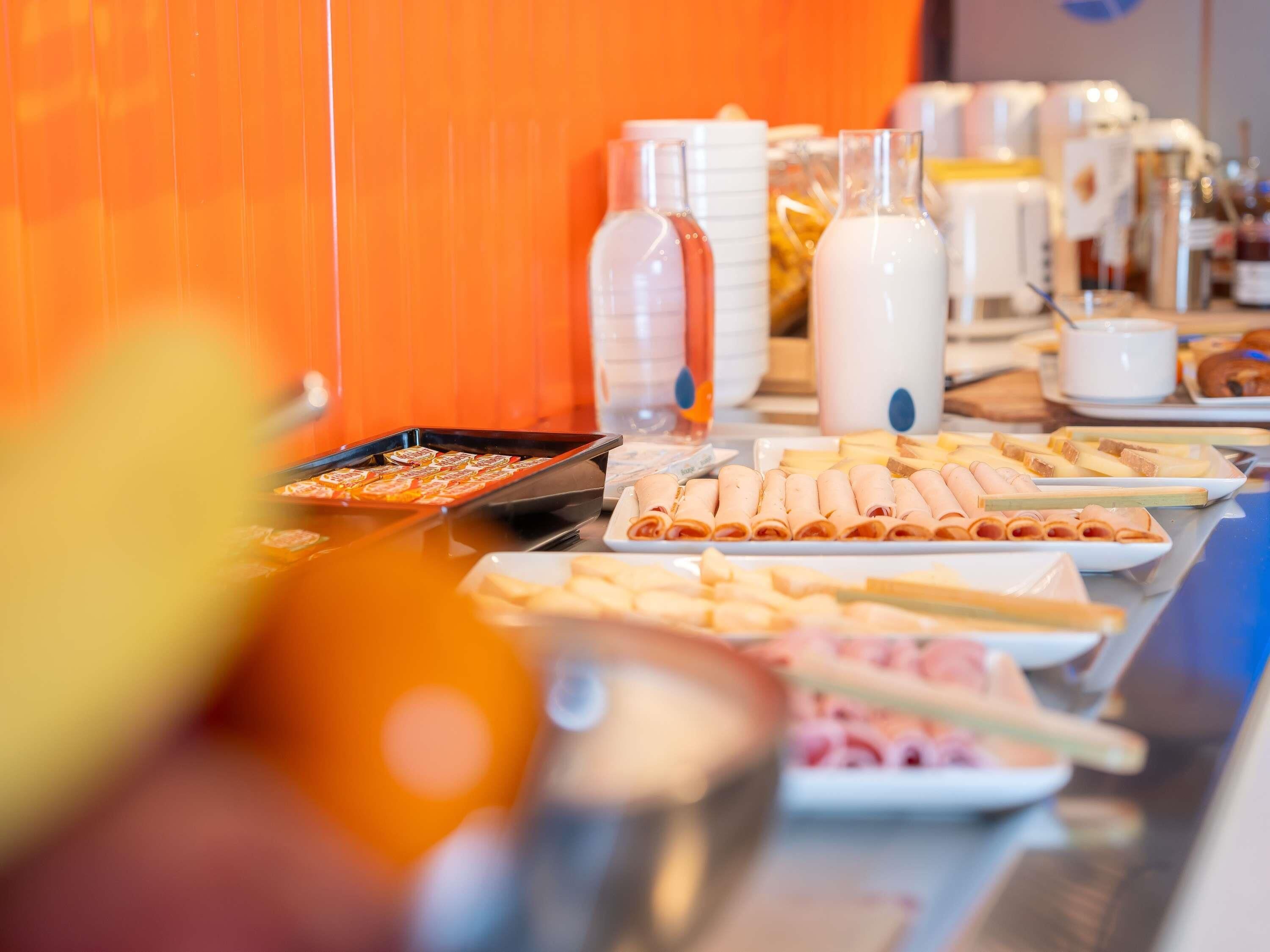 Un buffet proposant une variété de plats et de boissons.