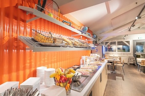 Se ofrece un desayuno bufé todos los días (9.90 EUR por persona)