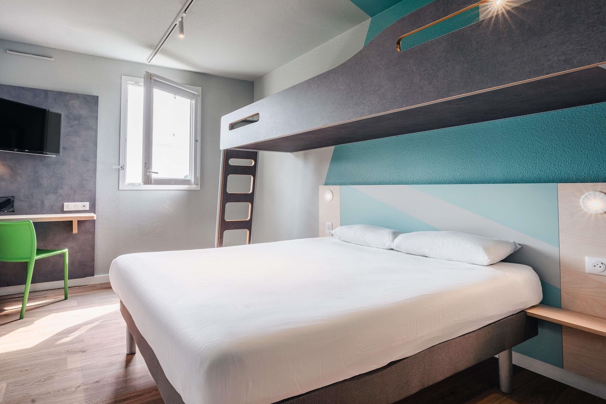 Habitación triple, varias camas | Escritorio, insonorización, cunas gratuitas y wifi gratis
